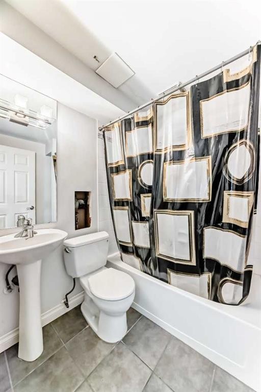 2204 25 Avenue Nw, Calgary, AB - Indoor Photo Showing Bathroom
