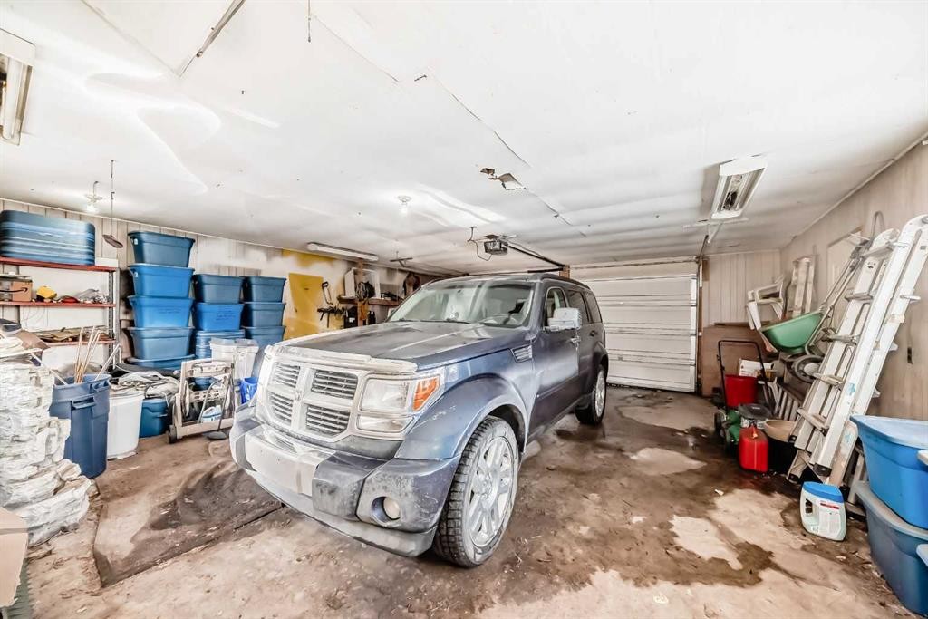 2204 25 Avenue Nw, Calgary, AB - Indoor Photo Showing Garage