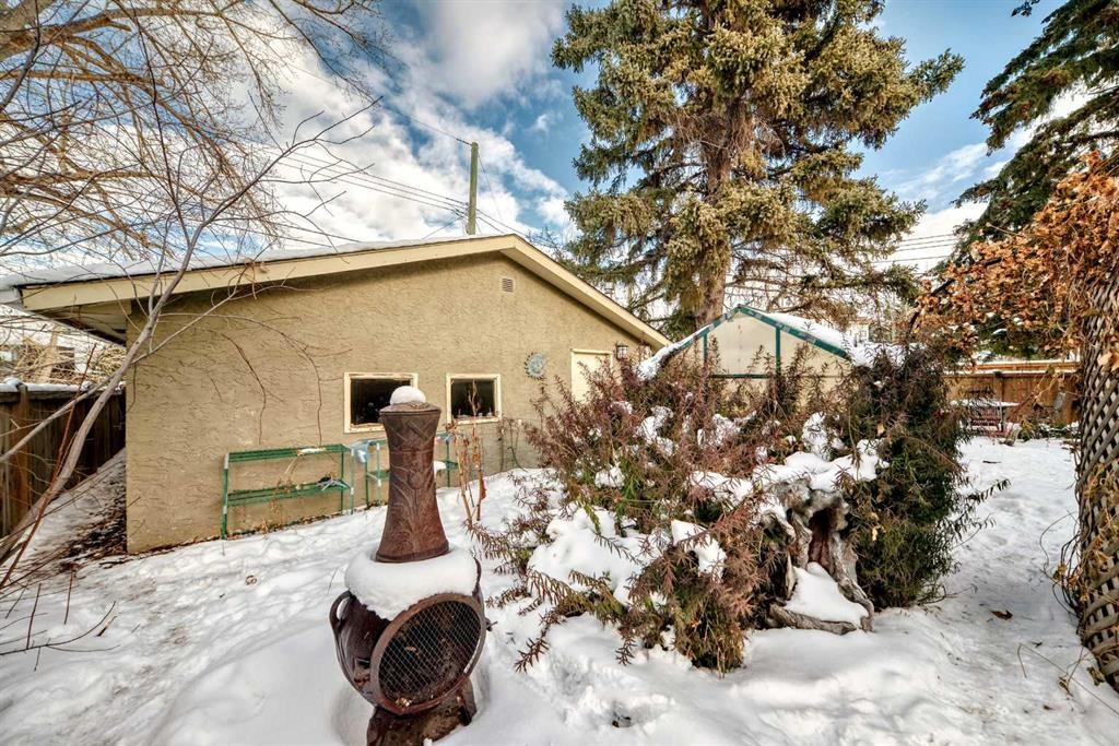 2204 25 Avenue Nw, Calgary, AB - Outdoor