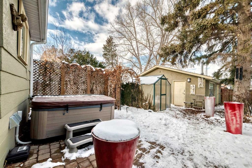 2204 25 Avenue Nw, Calgary, AB - Outdoor