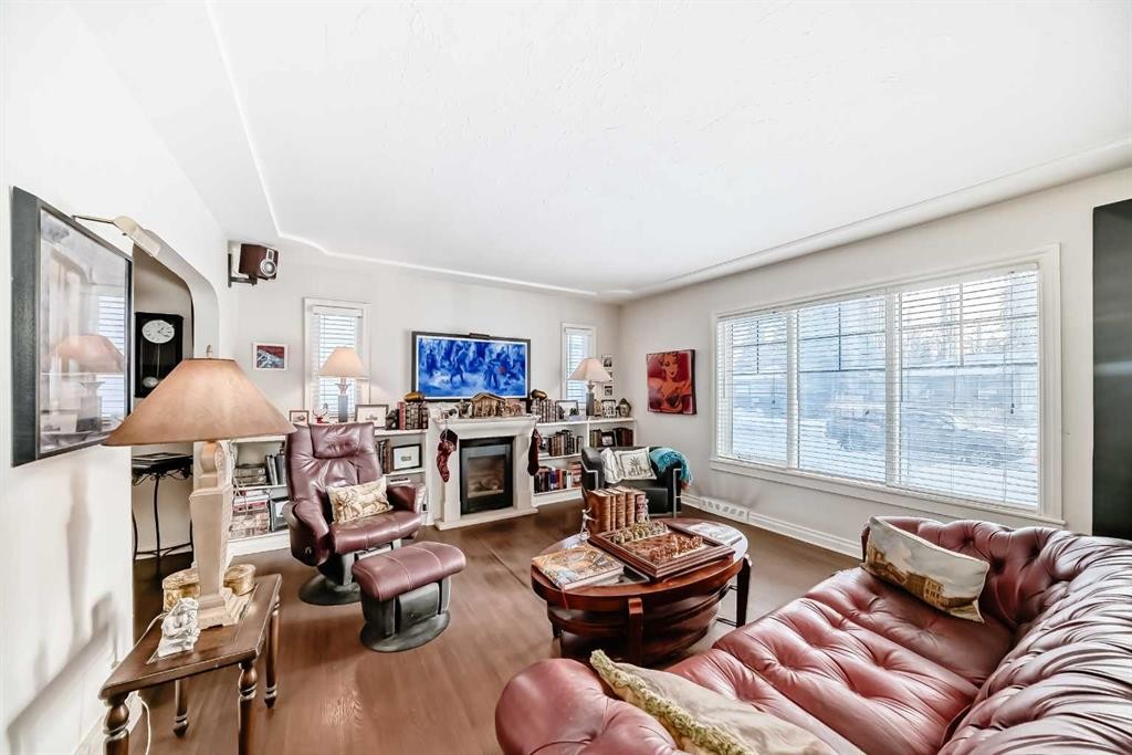 2204 25 Avenue Nw, Calgary, AB - Indoor Photo Showing Living Room