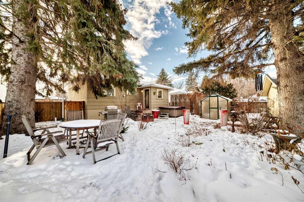 2204 25 Avenue Nw, Calgary, AB - Outdoor