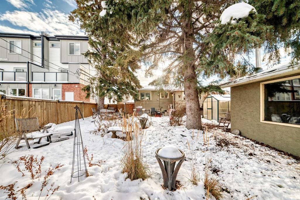 2204 25 Avenue Nw, Calgary, AB - Outdoor