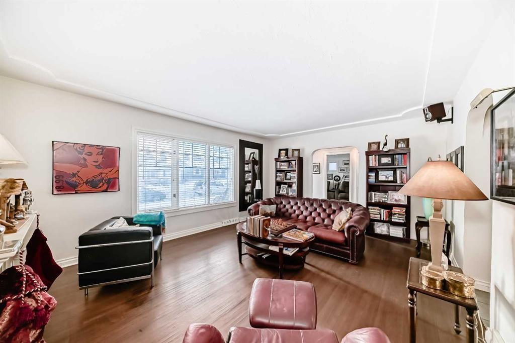 2204 25 Avenue Nw, Calgary, AB - Indoor Photo Showing Living Room