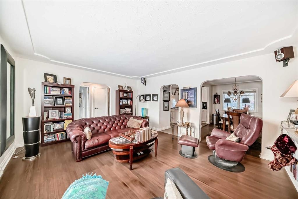 2204 25 Avenue Nw, Calgary, AB - Indoor Photo Showing Living Room