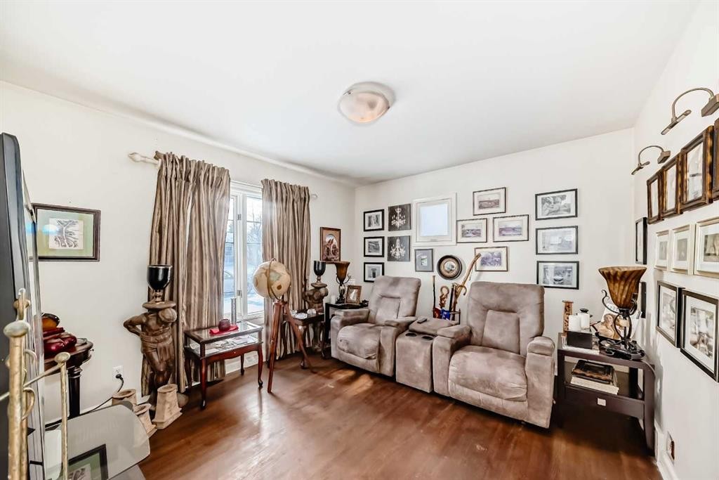 2204 25 Avenue Nw, Calgary, AB - Indoor Photo Showing Living Room