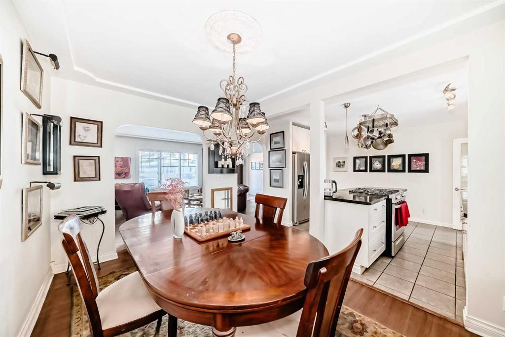 2204 25 Avenue Nw, Calgary, AB - Indoor Photo Showing Dining Room