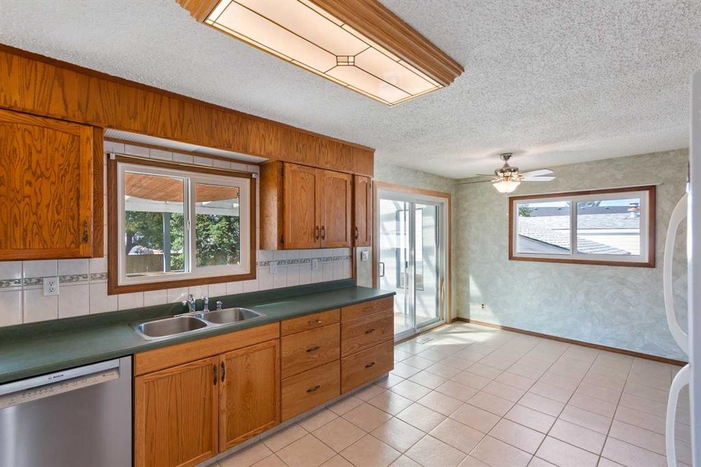 125 Big Springs Drive, Airdrie, AB - Indoor Photo Showing Kitchen With Double Sink