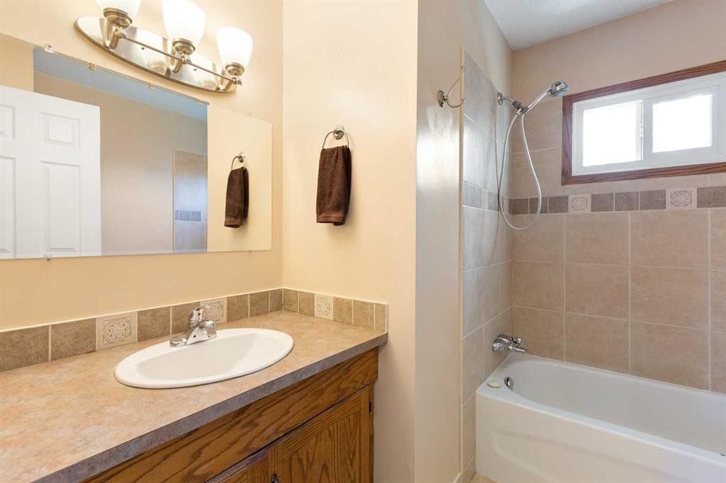 125 Big Springs Drive, Airdrie, AB - Indoor Photo Showing Bathroom