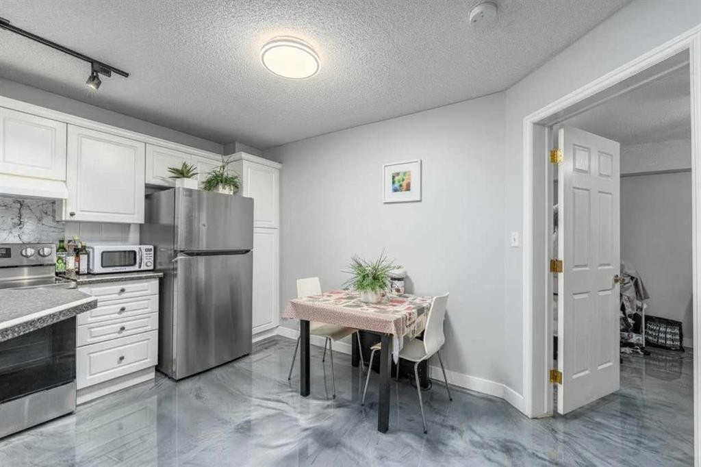 109-777 3 Avenue Sw, Calgary, AB - Indoor Photo Showing Kitchen