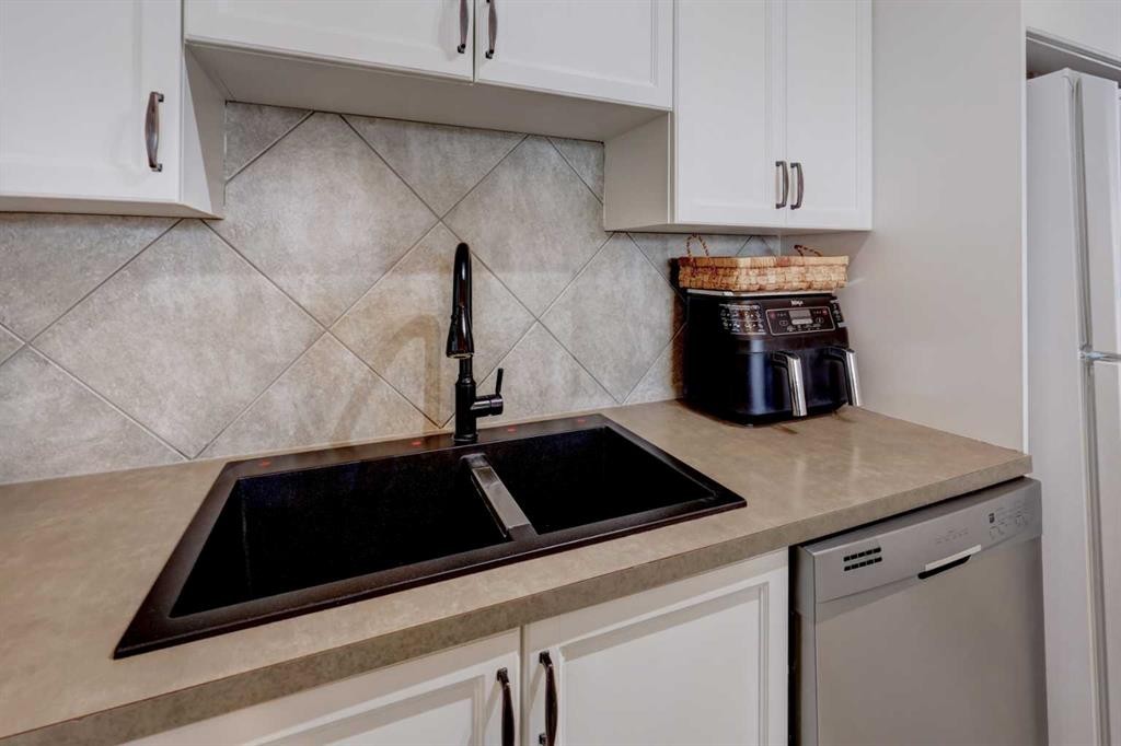 402-120 Country Village Circle Ne, Calgary, AB - Indoor Photo Showing Kitchen With Double Sink