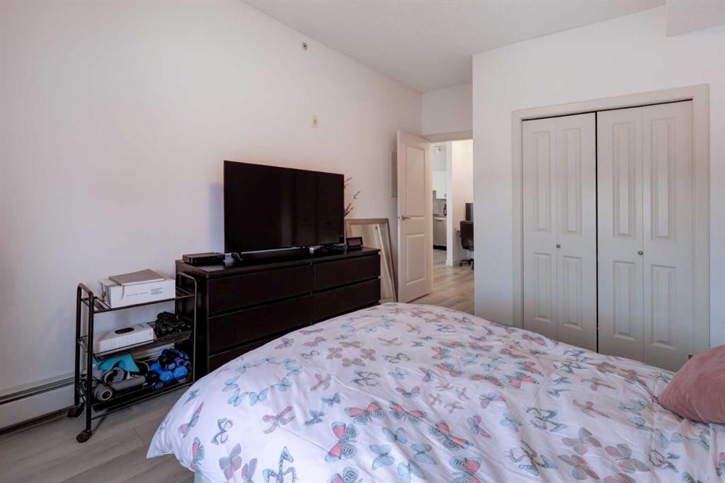 402-120 Country Village Circle Ne, Calgary, AB - Indoor Photo Showing Bedroom