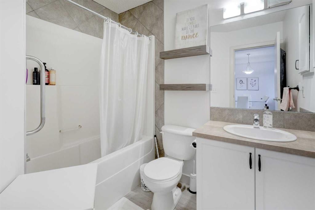 402-120 Country Village Circle Ne, Calgary, AB - Indoor Photo Showing Bathroom