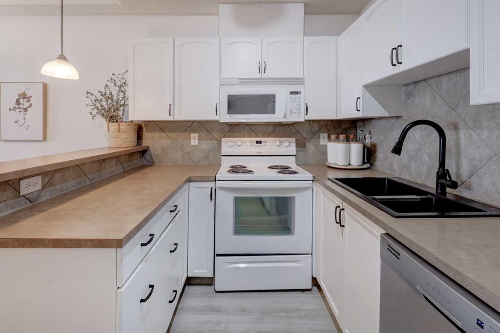 402-120 Country Village Circle Ne, Calgary, AB - Indoor Photo Showing Kitchen With Double Sink