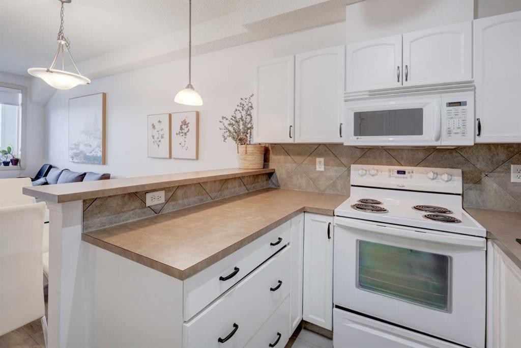 402-120 Country Village Circle Ne, Calgary, AB - Indoor Photo Showing Kitchen