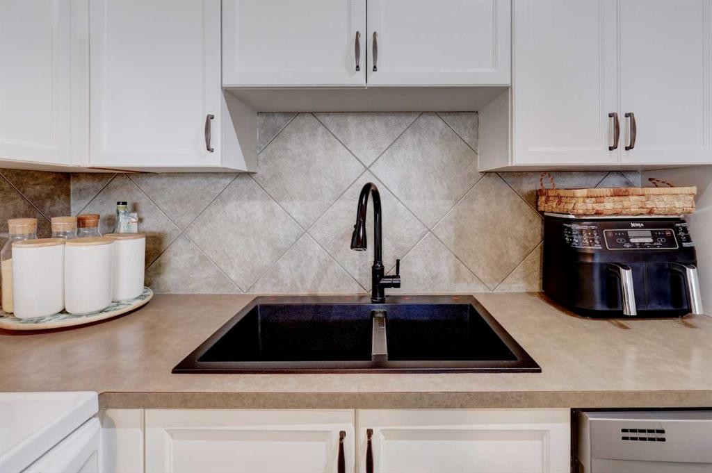 402-120 Country Village Circle Ne, Calgary, AB - Indoor Photo Showing Kitchen