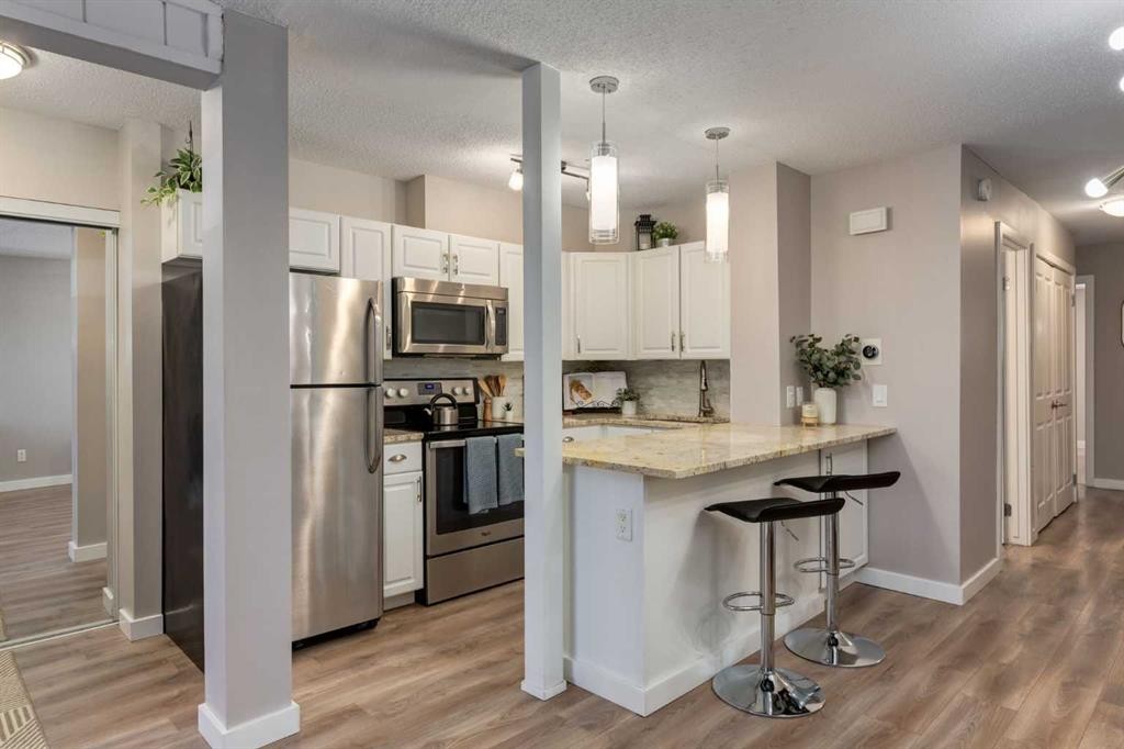 308-13104 Elbow Drive Sw, Calgary, AB - Indoor Photo Showing Kitchen With Upgraded Kitchen