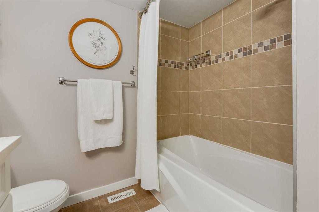 308-13104 Elbow Drive Sw, Calgary, AB - Indoor Photo Showing Bathroom