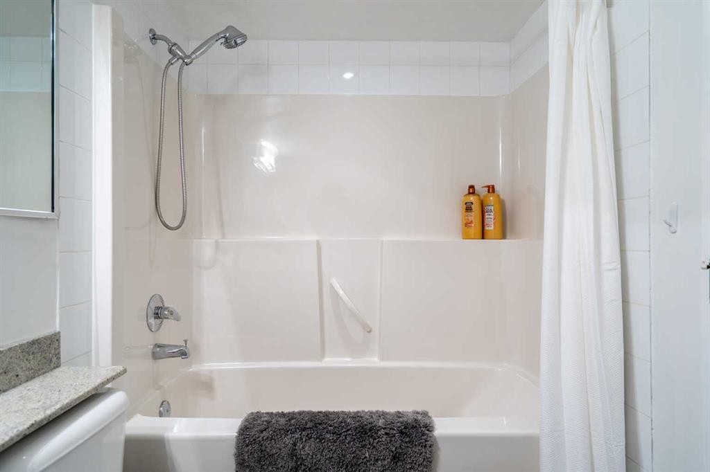 1602-188 15 Avenue Sw, Calgary, AB - Indoor Photo Showing Bathroom