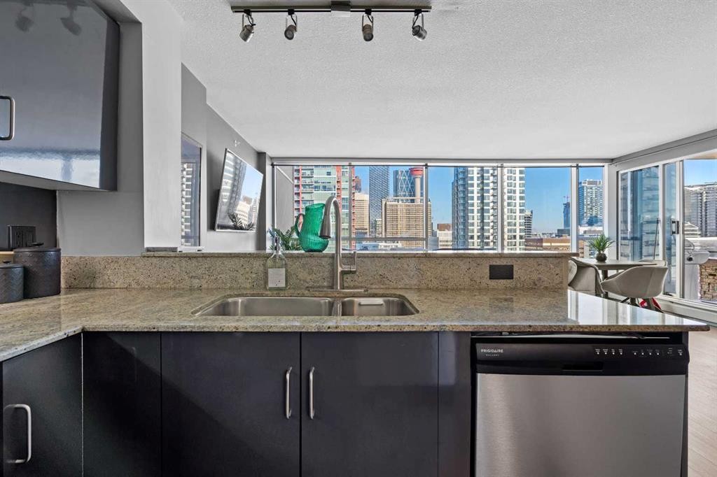 1602-188 15 Avenue Sw, Calgary, AB - Indoor Photo Showing Kitchen With Double Sink