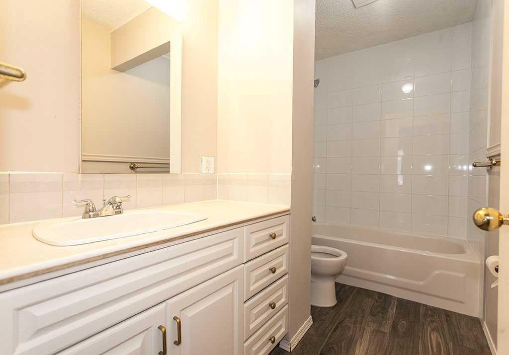 1852 Lynnover Road Se, Calgary, AB - Indoor Photo Showing Bathroom