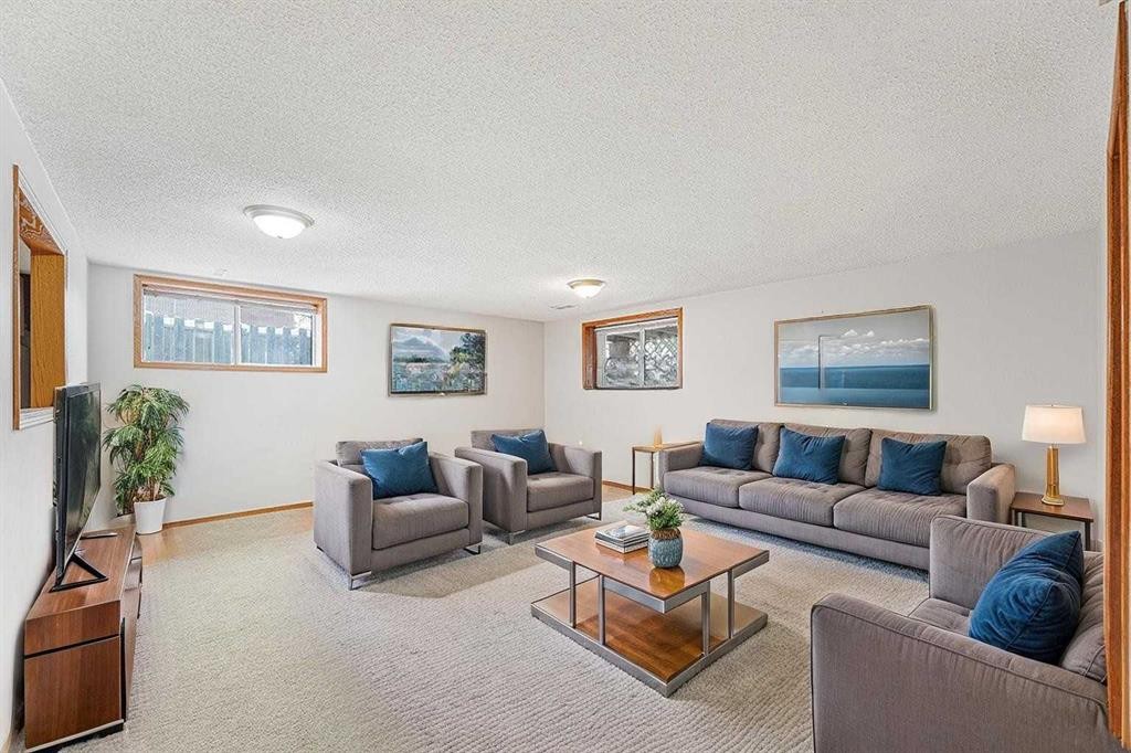 1852 Lynnover Road Se, Calgary, AB - Indoor Photo Showing Living Room