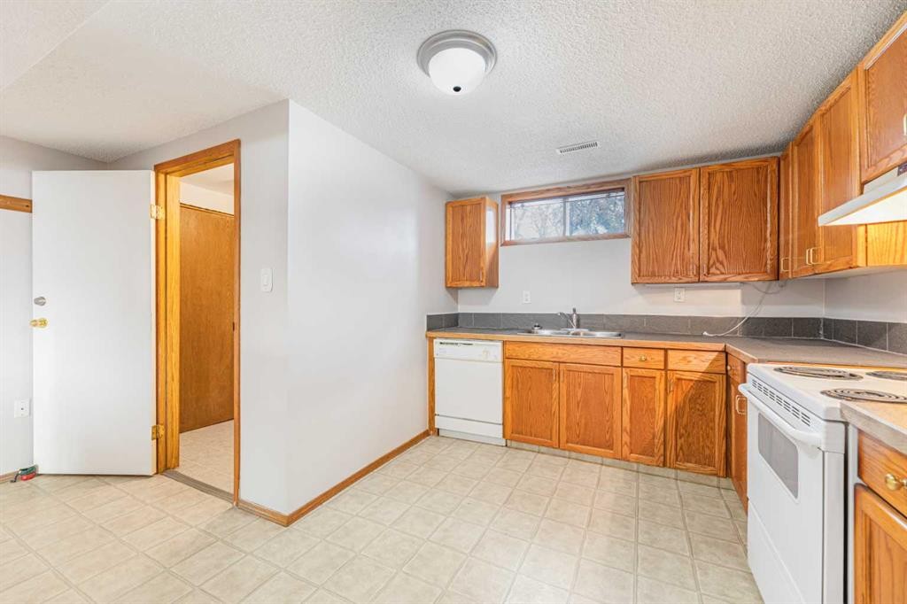 1852 Lynnover Road Se, Calgary, AB - Indoor Photo Showing Kitchen With Double Sink