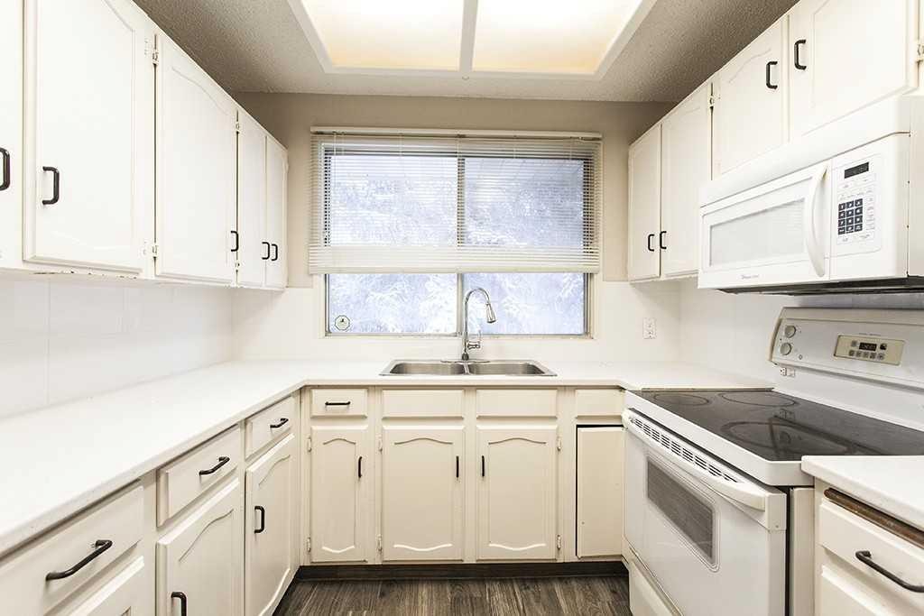 1852 Lynnover Road Se, Calgary, AB - Indoor Photo Showing Kitchen With Double Sink
