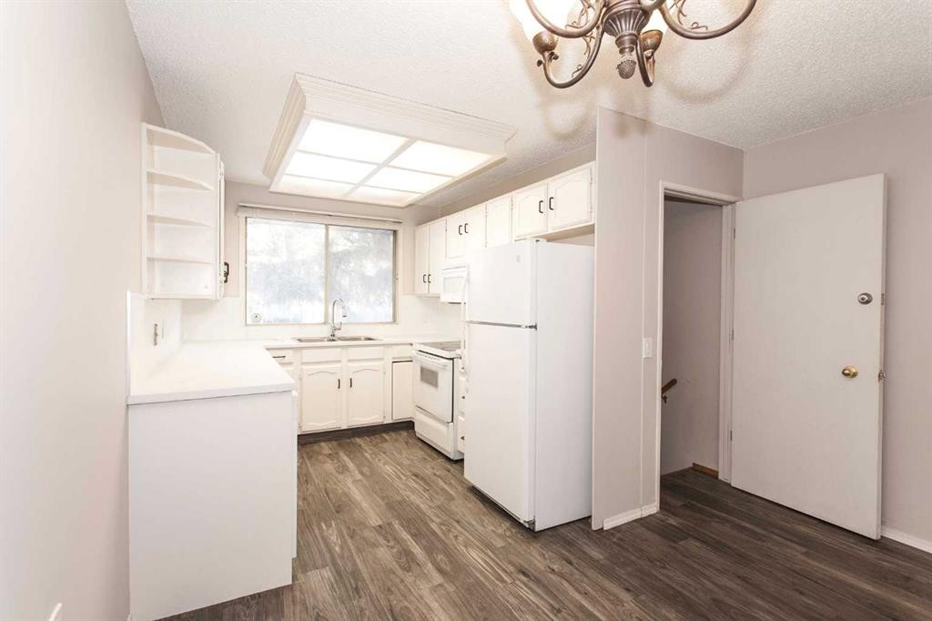 1852 Lynnover Road Se, Calgary, AB - Indoor Photo Showing Kitchen