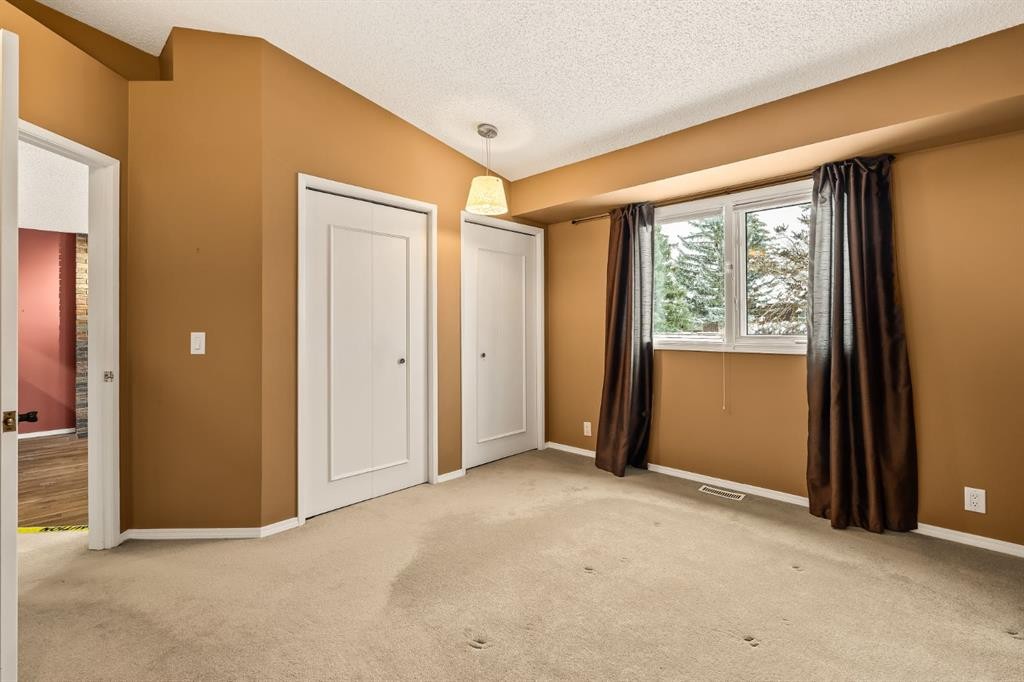 716 Coach Bluff Crescent Sw, Calgary, AB - Indoor Photo Showing Other Room