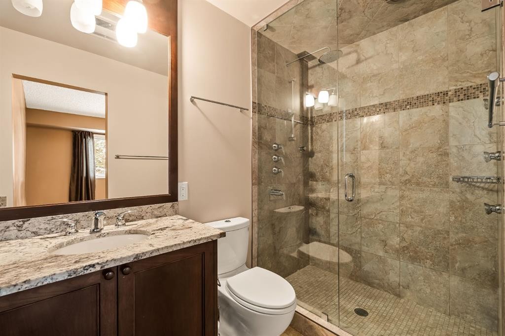 716 Coach Bluff Crescent Sw, Calgary, AB - Indoor Photo Showing Bathroom