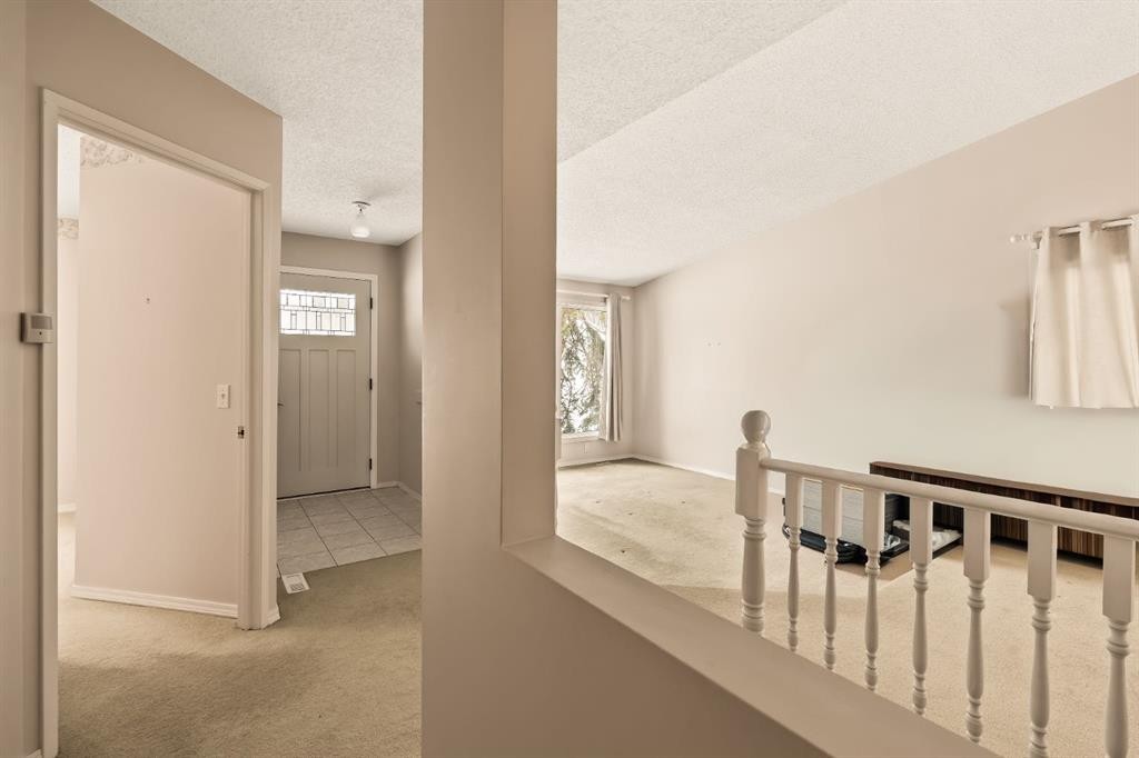 716 Coach Bluff Crescent Sw, Calgary, AB - Indoor Photo Showing Other Room