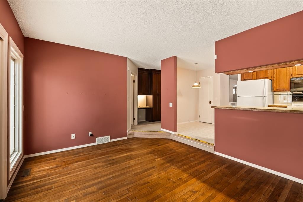 716 Coach Bluff Crescent Sw, Calgary, AB - Indoor Photo Showing Kitchen