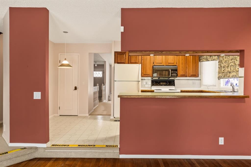 716 Coach Bluff Crescent Sw, Calgary, AB - Indoor Photo Showing Kitchen