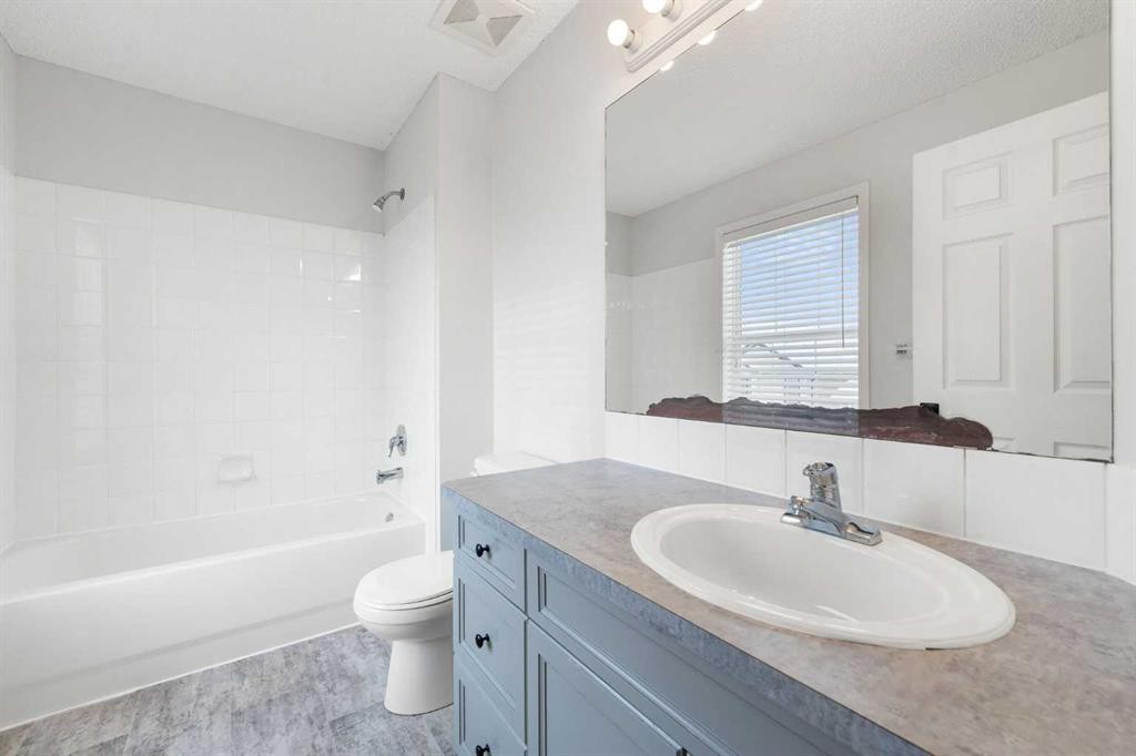 283 Prestwick Landing Se, Calgary, AB - Indoor Photo Showing Bathroom