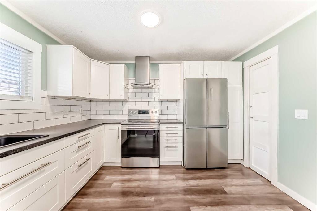 6808 26 Avenue Ne, Calgary, AB - Indoor Photo Showing Kitchen With Stainless Steel Kitchen