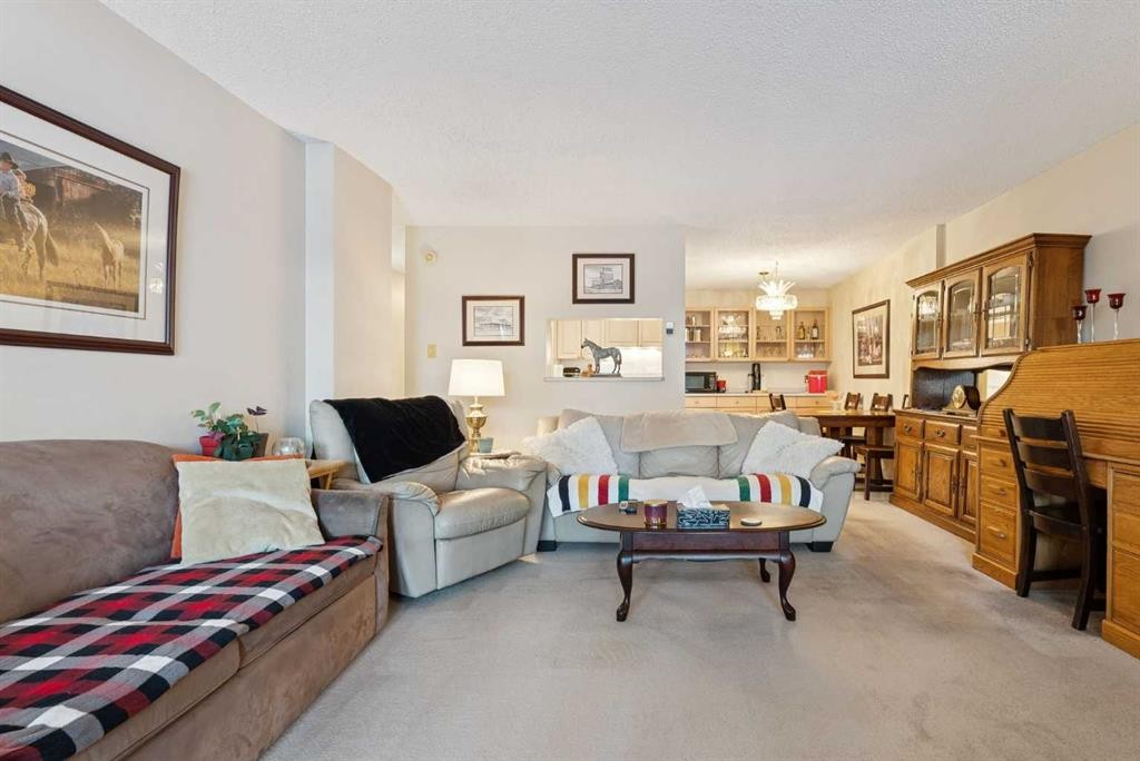 1107-201 Brae Glen Sw, Calgary, AB - Indoor Photo Showing Living Room