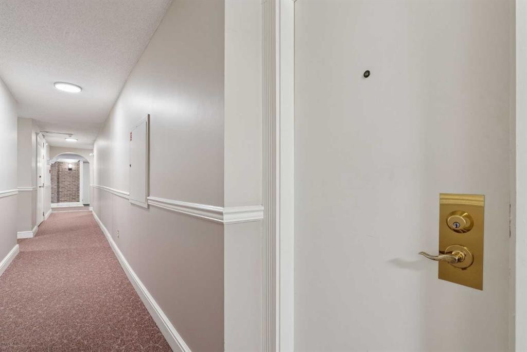 1107-201 Brae Glen Sw, Calgary, AB - Indoor Photo Showing Other Room