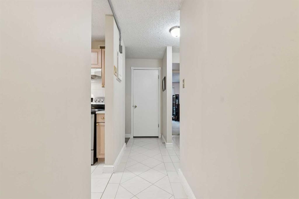 1107-201 Brae Glen Sw, Calgary, AB - Indoor Photo Showing Other Room