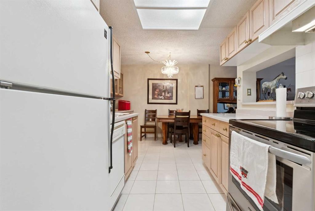 1107-201 Brae Glen Sw, Calgary, AB - Indoor Photo Showing Kitchen