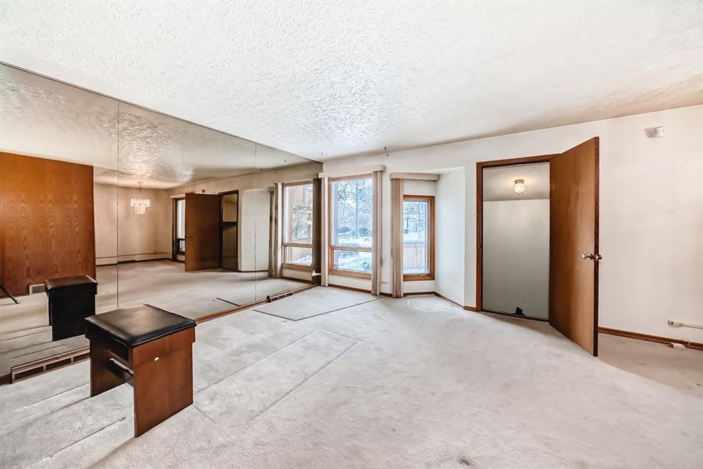 5632 21 Street Sw, Calgary, AB - Indoor Photo Showing Other Room
