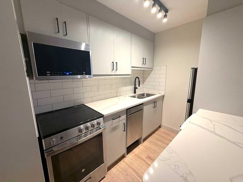1821 17 Street Sw, Calgary, AB - Indoor Photo Showing Kitchen With Double Sink