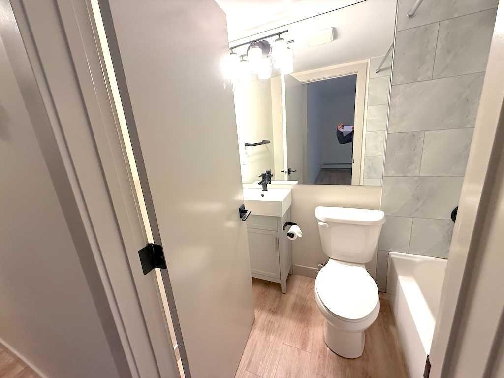 1821 17 Street Sw, Calgary, AB - Indoor Photo Showing Bathroom
