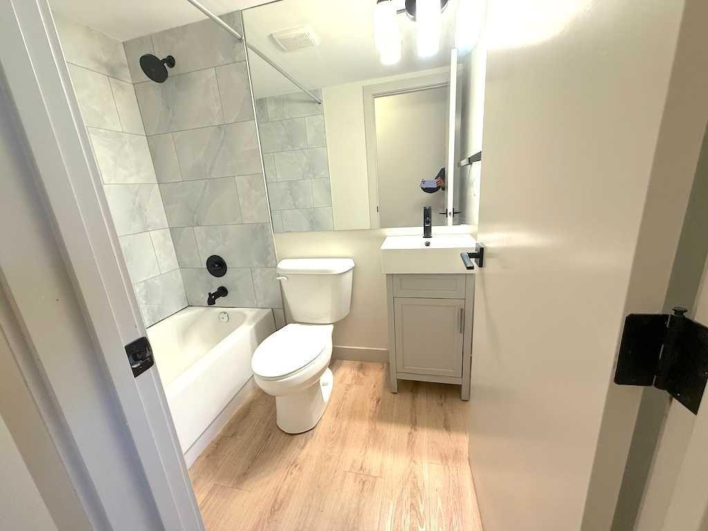 1821 17 Street Sw, Calgary, AB - Indoor Photo Showing Bathroom