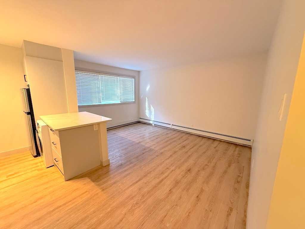 1821 17 Street Sw, Calgary, AB - Indoor Photo Showing Other Room