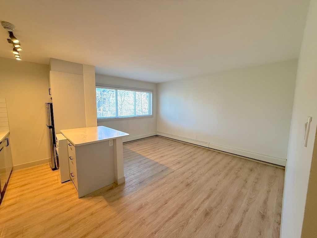 1821 17 Street Sw, Calgary, AB - Indoor Photo Showing Other Room