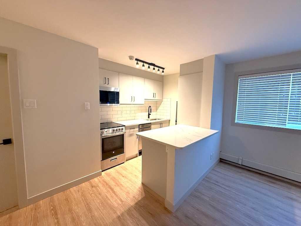 1821 17 Street Sw, Calgary, AB - Indoor Photo Showing Kitchen