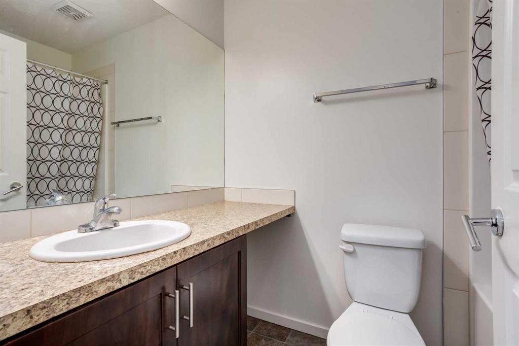 215 Copperpond Common Se, Calgary, AB - Indoor Photo Showing Bathroom