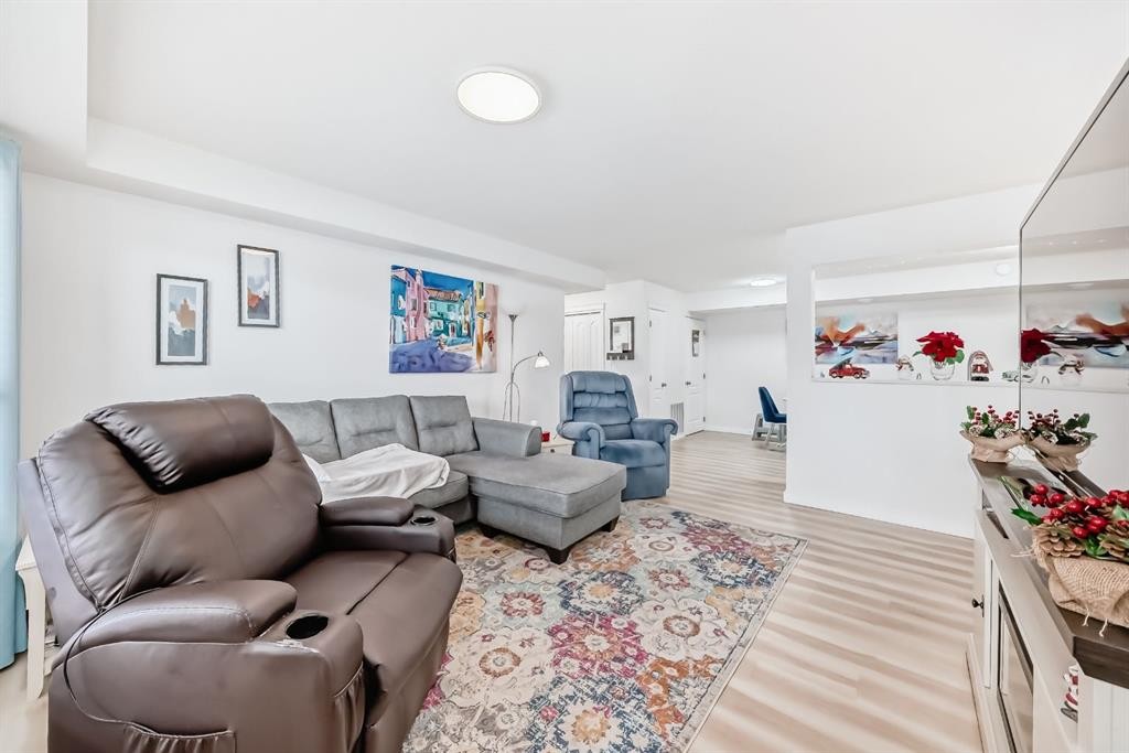 200-8 Bayside Place, Strathmore, AB - Indoor Photo Showing Living Room