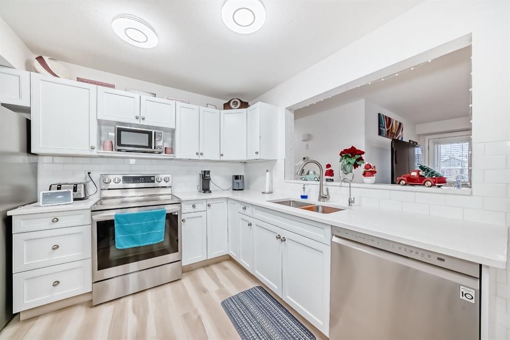 200-8 Bayside Place, Strathmore, AB - Indoor Photo Showing Kitchen With Double Sink